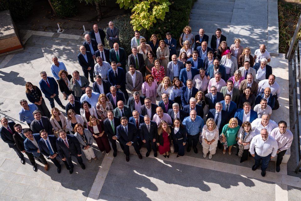 Este es el equipo que va a liderar el cambio en Castilla-La Mancha.

Esta región...