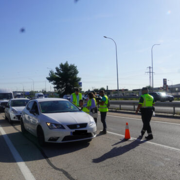 Las distracciones al volante, en el punto de mira de la DGT durante esta semana
						
								Fecha actualización: 10 octubre 2023
						Son el primer factor concurrente más habitual en los siniestros de tráfico, presentes en el 31% de los siniestros con víctimas que se produjeron en 2022.
Los resultados del Proyecto Baseline, programa europeo de seguridad vial, muestran que aproximadamente el 10% de los conductores utilizan dispositivos móviles mientras conduce.
Voluntarios con lesión medular de ASPAYM colaborarán un año más concienciando con su presencia de las consecuencias y secuelas irreversibles que puede tener una pequeña distracción al volante.
						
								
									
									Accidentes
									    Seguridad Vial
									    Urbana
									    Campaña
									    Control
									    denuncias
									    interurbana
									    Puntos
									    telefono_movil
									    vigilancia
									    
							
						
			
				
					 
						 
							X
						
					
					
						 
						Facebook
						
						
					
					
						 
							Mail
						
					
					
						 
							Copiar URL
	
					
					
						 
							Mostrar QR
						
					
				
			
			
				
					
						 Ampliar letra