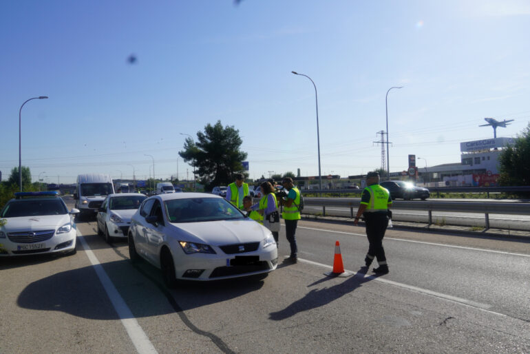 Las distracciones al volante, en el punto de mira de la DGT durante esta semana
						
								Fecha actualización: 10 octubre 2023
						Son el primer factor concurrente más habitual en los siniestros de tráfico, presentes en el 31% de los siniestros con víctimas que se produjeron en 2022.
Los resultados del Proyecto Baseline, programa europeo de seguridad vial, muestran que aproximadamente el 10% de los conductores utilizan dispositivos móviles mientras conduce.
Voluntarios con lesión medular de ASPAYM colaborarán un año más concienciando con su presencia de las consecuencias y secuelas irreversibles que puede tener una pequeña distracción al volante.
						
								
									
									Accidentes
									    Seguridad Vial
									    Urbana
									    Campaña
									    Control
									    denuncias
									    interurbana
									    Puntos
									    telefono_movil
									    vigilancia
									    
							
						
			
				
					 
						 
							X
						
					
					
						 
						Facebook
						
						
					
					
						 
							Mail
						
					
					
						 
							Copiar URL
	
					
					
						 
							Mostrar QR
						
					
				
			
			
				
					
						 Ampliar letra