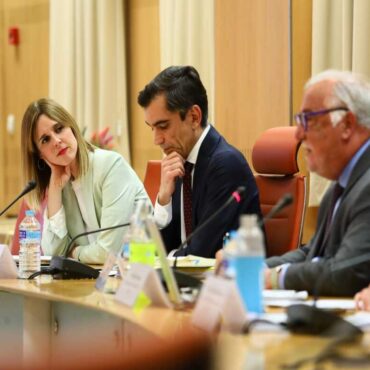 España, bien posicionada en el uso del casco y cinturón, pero con margen de mejora en velocidad, alcohol y distracciones
						
								Fecha actualización: 12 abril 2023
						Han participado 18 países en el proyecto y se han monitorizado 8 indicadores clave de rendimiento relacionados con el comportamiento de las personas, vehículos, infraestructura y atención post accidente. El cumplimiento del límite de velocidad establecido en las carreteras convencionales es del 43%, un nivel bajo. Por el contrario, el nivel de cumplimiento en autovías y vías urbanas se sitúa por encima de la mayoría de países europeos. En las plazas traseras, el nivel de uso del cinturón es del 94%, el segundo valor más alto de todos los países con observaciones. El porcentaje de conductores que no utilizaban dispositivos móviles mientras conducían oscila entre un 88% en ciudad y un 95% en autopista, valores bajos en comparación con otros países.
						
								
									
									Distracciones
									    Alcohol
									    cinturon
									    Conductores
									    SRI
									    Velocidad
									    
							
						
			
				
					 
						 
							X
						
					
					
						 
						Facebook
						
						
					
					
						 
							Mail
						
					
					
						 
							Copiar URL
	
					
					
						 
							Mostrar QR
						
					
				
			
			
				
					
						 Ampliar letra