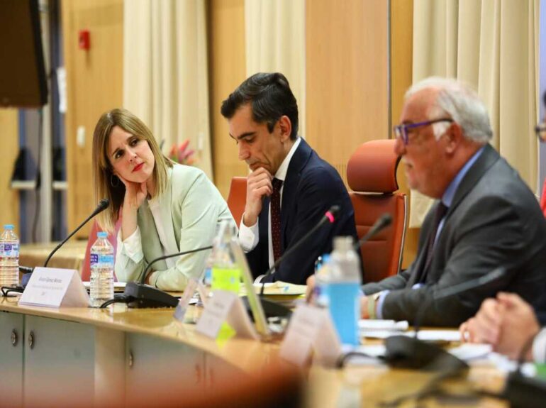 España, bien posicionada en el uso del casco y cinturón, pero con margen de mejora en velocidad, alcohol y distracciones
						
								Fecha actualización: 12 abril 2023
						Han participado 18 países en el proyecto y se han monitorizado 8 indicadores clave de rendimiento relacionados con el comportamiento de las personas, vehículos, infraestructura y atención post accidente. El cumplimiento del límite de velocidad establecido en las carreteras convencionales es del 43%, un nivel bajo. Por el contrario, el nivel de cumplimiento en autovías y vías urbanas se sitúa por encima de la mayoría de países europeos. En las plazas traseras, el nivel de uso del cinturón es del 94%, el segundo valor más alto de todos los países con observaciones. El porcentaje de conductores que no utilizaban dispositivos móviles mientras conducían oscila entre un 88% en ciudad y un 95% en autopista, valores bajos en comparación con otros países.
						
								
									
									Distracciones
									    Alcohol
									    cinturon
									    Conductores
									    SRI
									    Velocidad
									    
							
						
			
				
					 
						 
							X
						
					
					
						 
						Facebook
						
						
					
					
						 
							Mail
						
					
					
						 
							Copiar URL
	
					
					
						 
							Mostrar QR
						
					
				
			
			
				
					
						 Ampliar letra