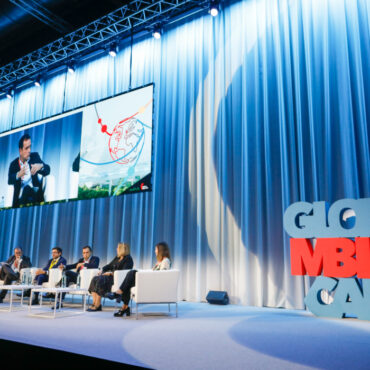 La Dirección General de Tráfico organiza una jornada dentro del Foro Trafic del Global Mobility Call
						
								Fecha actualización: 19 noviembre 2024
						La jornada, cuya presentación correrá a cargo del director general de Tráfico, Pere Navarro, busca dar respuestas y soluciones para una movilidad más segura y sostenible.​
Estará dividida en tres bloques temáticos diferentes: iniciativas de la DGT para impulsar una nueva movilidad, servicios de movilidad compartida y vehículo y conducción autónoma.​
Tráfico colabora activamente en este encuentro que fue concebido con el fin de impulsar la colaboración entre empresas y generar alianzas público-privadas que contribuyan al desarrollo de la nueva Movilidad Sostenible en ciudades y ámbitos rurales.​
						
								
									
									Actualidad institucional
									    Seguridad Vial
									    Circulación Segura
									    Movilidad
									    Nuevas tecnologías
									    
							
						
			
				
					 
						 
							X
						
					
					
						 
						Facebook
						
						
					
					
						 
							Mail
						
					
					
						 
							Copiar URL
	
					
					
						 
							Mostrar QR
						
					
				
			
			
				
					
						 Ampliar letra