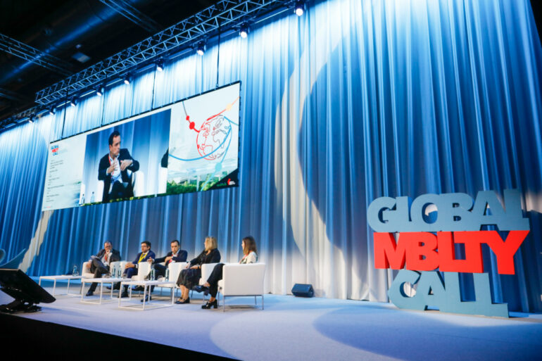 La Dirección General de Tráfico organiza una jornada dentro del Foro Trafic del Global Mobility Call
						
								Fecha actualización: 19 noviembre 2024
						La jornada, cuya presentación correrá a cargo del director general de Tráfico, Pere Navarro, busca dar respuestas y soluciones para una movilidad más segura y sostenible.​
Estará dividida en tres bloques temáticos diferentes: iniciativas de la DGT para impulsar una nueva movilidad, servicios de movilidad compartida y vehículo y conducción autónoma.​
Tráfico colabora activamente en este encuentro que fue concebido con el fin de impulsar la colaboración entre empresas y generar alianzas público-privadas que contribuyan al desarrollo de la nueva Movilidad Sostenible en ciudades y ámbitos rurales.​
						
								
									
									Actualidad institucional
									    Seguridad Vial
									    Circulación Segura
									    Movilidad
									    Nuevas tecnologías
									    
							
						
			
				
					 
						 
							X
						
					
					
						 
						Facebook
						
						
					
					
						 
							Mail
						
					
					
						 
							Copiar URL
	
					
					
						 
							Mostrar QR
						
					
				
			
			
				
					
						 Ampliar letra