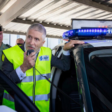 Marlaska hablando por la emisora de un coche patrulla