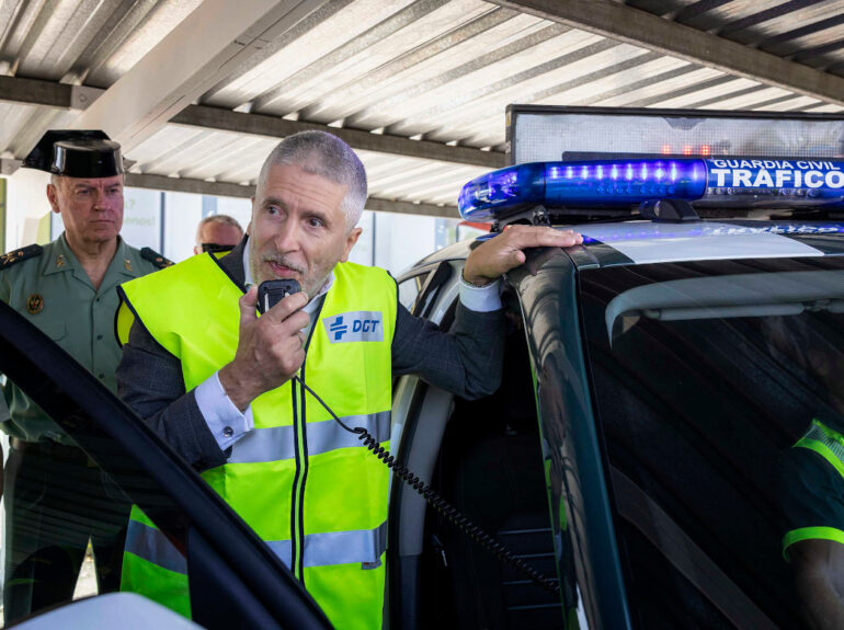 Marlaska hablando por la emisora de un coche patrulla