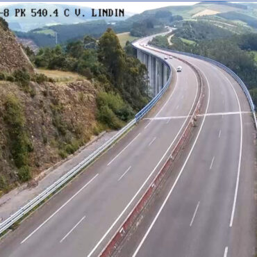 Imagen de una autopista en una montaña