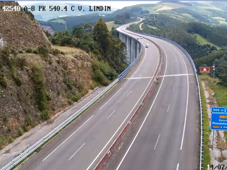 Imagen de una autopista en una montaña