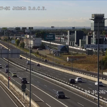 La DGT establece medidas para regular la circulación en los accesos al circuito del Jarama durante el fin de semana
						
								Fecha actualización: 04 octubre 2024
						Itinerarios alternativos para los conductores que no quieran circular por la zona de influencia del Circuito.
El estacionamiento estará prohibido en arcenes y otras zonas no habilitadas
Las medidas de regulación del tráfico se establecerán durante todo el sábado, debido a la celebración del festival de música Jarama MusicTruck que tendrá lugar por la tarde noche.
El domingo por la mañana se vuelven a implementar las medidas regulatorias para la celebración del campeonato. Está previsto que el Circuito del Jarama acoja en esta jornada unos 3.800 vehículos.
						
								
									
									Desplazamientos
									    Atascos
									    Camiones
									    Circulación
									    Medidas especiales
									    
							
						
			
				
					 
						 
							X
						
					
					
						 
						Facebook
						
						
					
					
						 
							Mail
						
					
					
						 
							Copiar URL
	
					
					
						 
							Mostrar QR
						
					
				
			
			
				
					
						 Ampliar letra