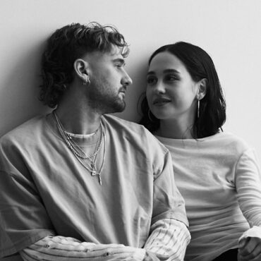 No dejaré de abrazarte        
        
                                                                                                Dani Fernández, Yarea                    
        
            
                
                    
                                                                                    WARNER MUSIC GROUP