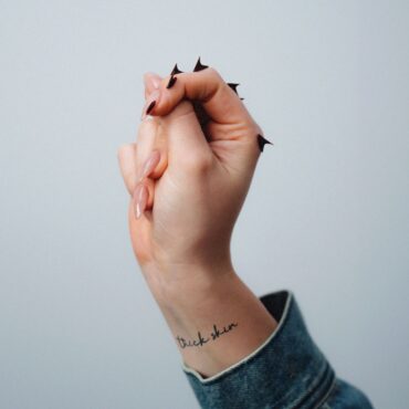 Thick Skin        
        
                                                                                                Lauren Spencer Smith                    
        
            
                
                    
                                                                                    UNIVERSAL MUSIC SPAIN, SL.