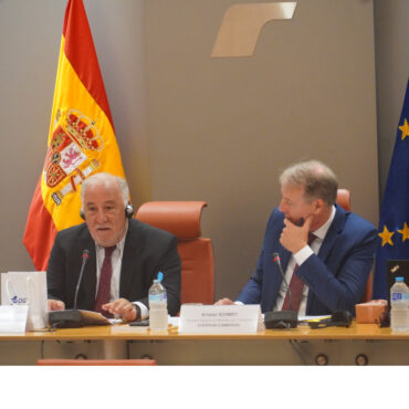 Los responsables de la política de seguridad vial de la UE se reúnen para avanzar en la consolidación del Espacio Europeo de Seguridad Vial
						
								Fecha actualización: 20 septiembre 2023
						Con motivo de la Presidencia española del Consejo de la Unión Europea y coincidiendo con la Semana Europea de la Movilidad.
La jornada permite intercambiar conocimientos, buenas prácticas y experiencias que ayudan a la Comisión Europea y a los gobiernos a tomar decisiones que favorezcan la movilidad y la seguridad de los ciudadanos en sus desplazamientos.
Tres de las sesiones están dedicadas a los atropellos en carretera y a los usuarios vulnerables, en especial a mayores y personas con movilidad reducida.
El Director de Transporte Terrestre de la Comisión Europea, Kristian Schmidt, ha felicitado a España por el esfuerzo que ha realizado en seguridad vial.
						
								
									
									Actualidad institucional
									    Seguridad Vial
									    Circulación Segura
									    Movilidad
									    Planes, actuaciones …
									    Programas e iniciativas
									    
							
						
			
				
					 
						 
							X
						
					
					
						 
						Facebook
						
						
					
					
						 
							Mail
						
					
					
						 
							Copiar URL
	
					
					
						 
							Mostrar QR
						
					
				
			
			
				
					
						 Ampliar letra