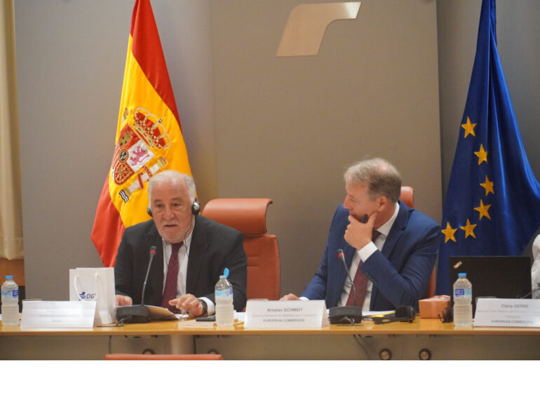 Los responsables de la política de seguridad vial de la UE se reúnen para avanzar en la consolidación del Espacio Europeo de Seguridad Vial
						
								Fecha actualización: 20 septiembre 2023
						Con motivo de la Presidencia española del Consejo de la Unión Europea y coincidiendo con la Semana Europea de la Movilidad.
La jornada permite intercambiar conocimientos, buenas prácticas y experiencias que ayudan a la Comisión Europea y a los gobiernos a tomar decisiones que favorezcan la movilidad y la seguridad de los ciudadanos en sus desplazamientos.
Tres de las sesiones están dedicadas a los atropellos en carretera y a los usuarios vulnerables, en especial a mayores y personas con movilidad reducida.
El Director de Transporte Terrestre de la Comisión Europea, Kristian Schmidt, ha felicitado a España por el esfuerzo que ha realizado en seguridad vial.
						
								
									
									Actualidad institucional
									    Seguridad Vial
									    Circulación Segura
									    Movilidad
									    Planes, actuaciones …
									    Programas e iniciativas
									    
							
						
			
				
					 
						 
							X
						
					
					
						 
						Facebook
						
						
					
					
						 
							Mail
						
					
					
						 
							Copiar URL
	
					
					
						 
							Mostrar QR
						
					
				
			
			
				
					
						 Ampliar letra