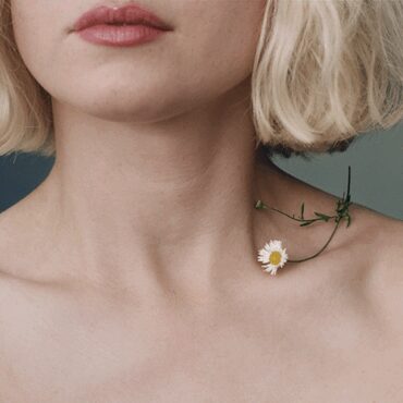 Audrey Hepburn        
        
                                                                                                Maisie Peters                    
        
            
                
                    
                                                                                    WARNER MUSIC GROUP