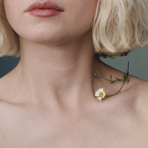 Audrey Hepburn        
        
                                                                                                Maisie Peters                    
        
            
                
                    
                                                                                    WARNER MUSIC GROUP