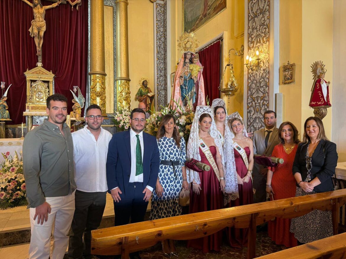 La diputada del PP-CLM por Albacete María Gil Martínez, j junto al alcalde de.Co...