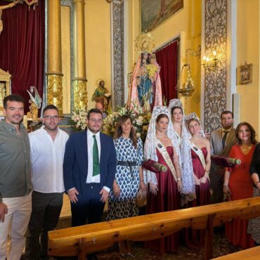 La diputada del PP-CLM por Albacete María Gil Martínez, j junto al alcalde de.Co...