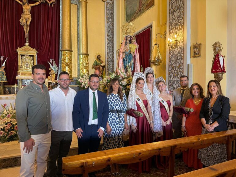 La diputada del PP-CLM por Albacete María Gil Martínez, j junto al alcalde de.Co...