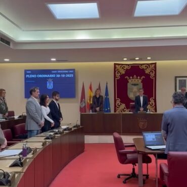El Pleno ha dado comienzo con un minuto de silencio, gesto de denuncia ante la...
