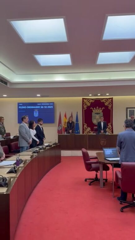 El Pleno ha dado comienzo con un minuto de silencio, gesto de denuncia ante la...