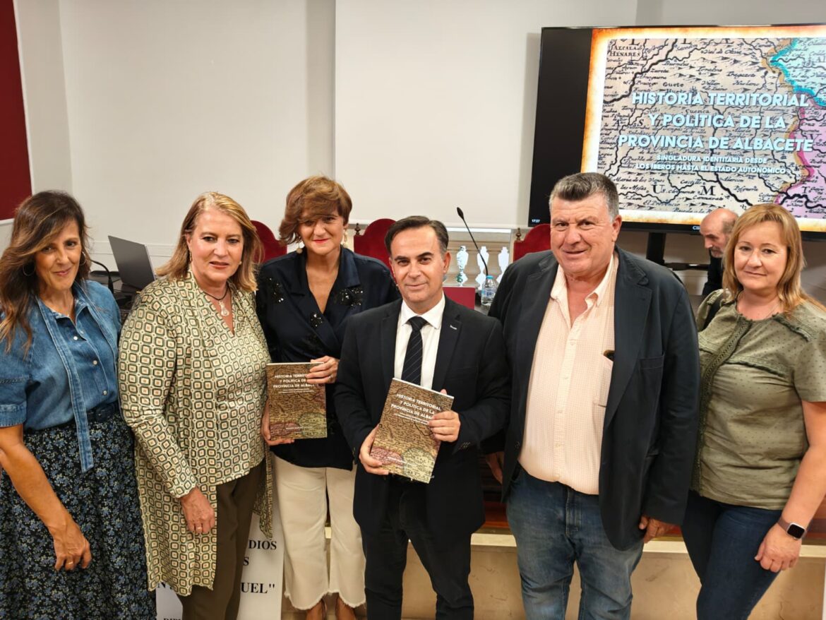El Chalé Fontecha, sede del Instituto de Estudios Albacetenses, ha acogido la pr...
