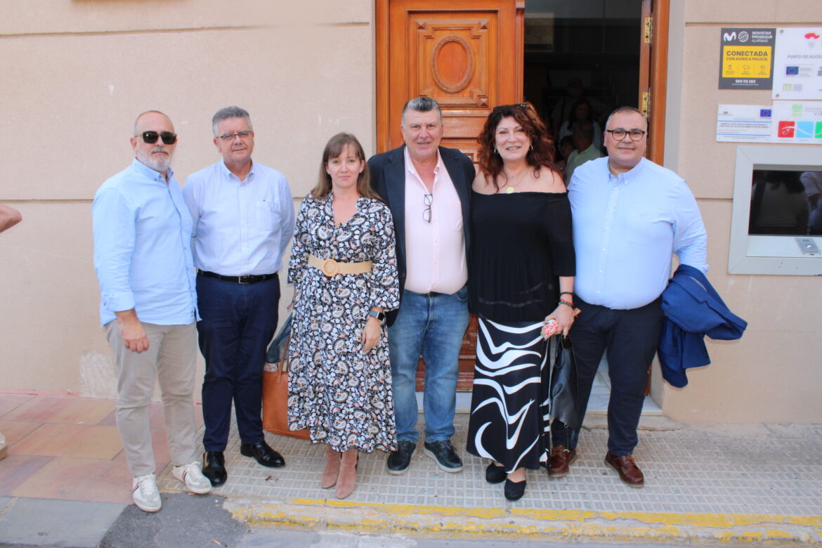 Un nutrido grupo de cargos públicos encabezados por el secretario general del PP...