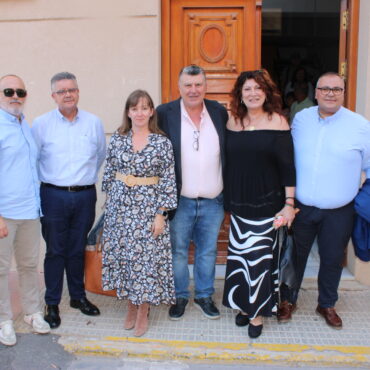 Un nutrido grupo de cargos públicos encabezados por el secretario general del PP...