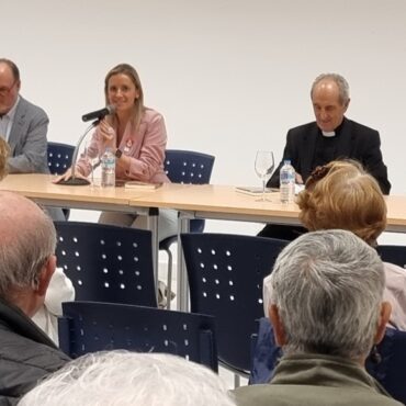 La Confianza acoge la presentación del libro del sacerdote valdepeñero Juan Moya - SURCO CLM, Diario digital