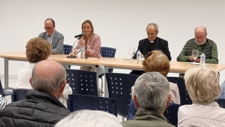 La Confianza acoge la presentación del libro del sacerdote valdepeñero Juan Moya - SURCO CLM, Diario digital