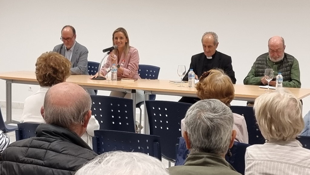 La Confianza acoge la presentación del libro del sacerdote valdepeñero Juan Moya - SURCO CLM, Diario digital