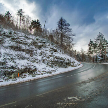 Tráfico vuelve a activar este fin de semana las medidas de acceso en vehículo privado a los puertos de Navacerrada y Cotos
						
								Fecha actualización: 19 enero 2024
						En cuanto los aparcamientos de Navacerrada, Cotos y Valdesquí estén completos, se procederá al corte de la carretera M-601 y M604. Desde ese momento, sólo podrán circular vehículos de emergencias y transporte público.
Se recomienda utilizar el transporte público: autobuses y tren de cercanías, así como el bus lanzadera establecido desde el aparcamiento disuasorio establecido en los Molinos o el transporte colectivo.
Aquellos conductores que vayan a La Granja o a Segovia, pueden hacerlo por la N-6 o por la AP-6.
Se informará en los paneles de mensaje variable de las carreteras de la ocupación de los aparcamientos, así como en redes sociales y en los boletines informativos de las emisoras de radio.
						
								
									
									Seguridad Vial
									    AEMET
									    Carreteras
									    Nieve
									    Riesgo
									    Temporal
									    
							
						
			
				
					 
						 
							X
						
					
					
						 
						Facebook
						
						
					
					
						 
							Mail
						
					
					
						 
							Copiar URL
	
					
					
						 
							Mostrar QR
						
					
				
			
			
				
					
						 Ampliar letra