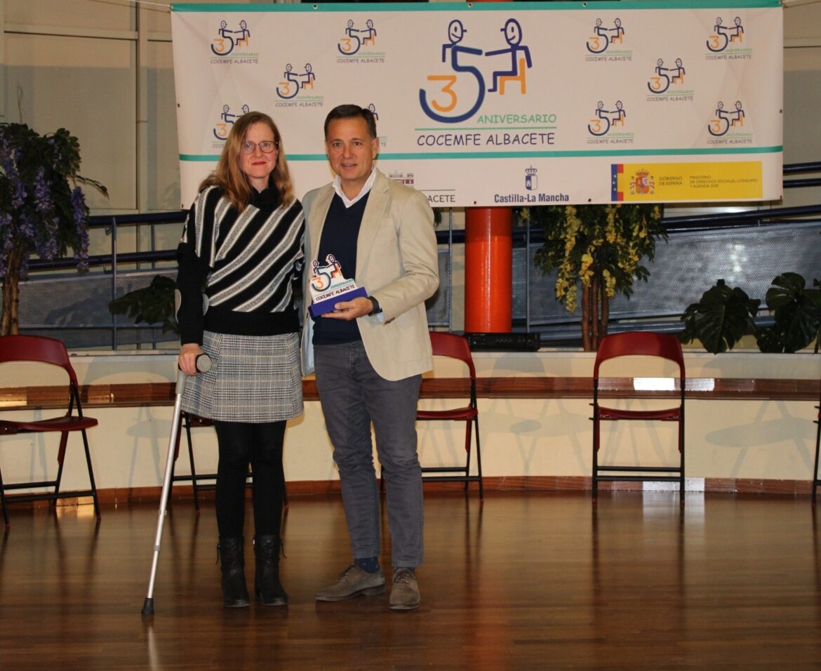 Serrano agradece el reconocimiento al Ayuntamiento de Cocemfe por su 35 anivers...