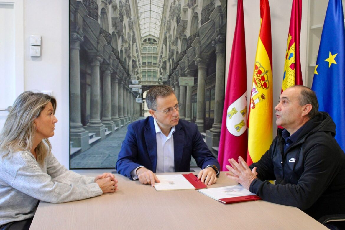 El Ayuntamiento de Albacete renueva su compromiso con la cuchillería local.

El...