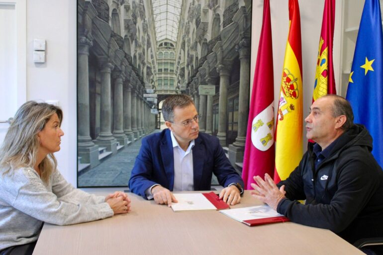 El Ayuntamiento de Albacete renueva su compromiso con la cuchillería local.

El...