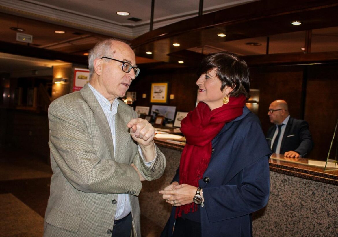 𝐂𝐮𝐥𝐭𝐮𝐫𝐚 𝐲 𝐜𝐨𝐦𝐩𝐫𝐨𝐦𝐢𝐬𝐨 𝐞𝐧 𝐥𝐚𝐬 𝐈𝐈 𝐉𝐨𝐫𝐧𝐚𝐝𝐚𝐬 𝐝𝐞 𝐥𝐚 𝐀𝐬𝐨𝐜𝐢𝐚𝐜𝐢𝐨́𝐧 𝐂𝐚𝐦𝐢𝐧𝐚𝐫

La concejala...