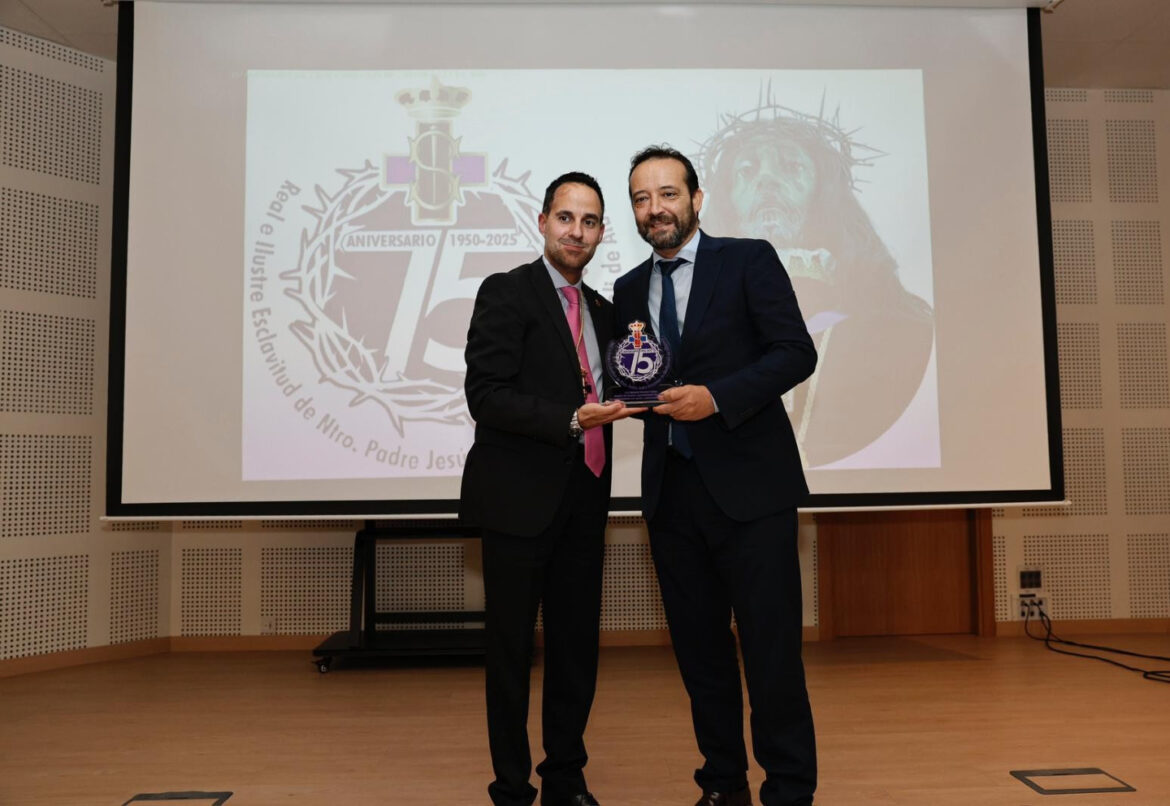 Reconocimiento a 75 años de devoción y compromiso

El concejal del equipo de go...