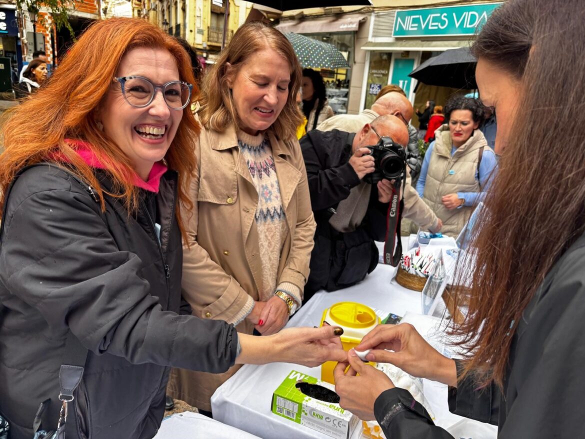 Nuestra concejala Juani García Vitoria ha acompañado en la Plaza Mayor a la Aso...