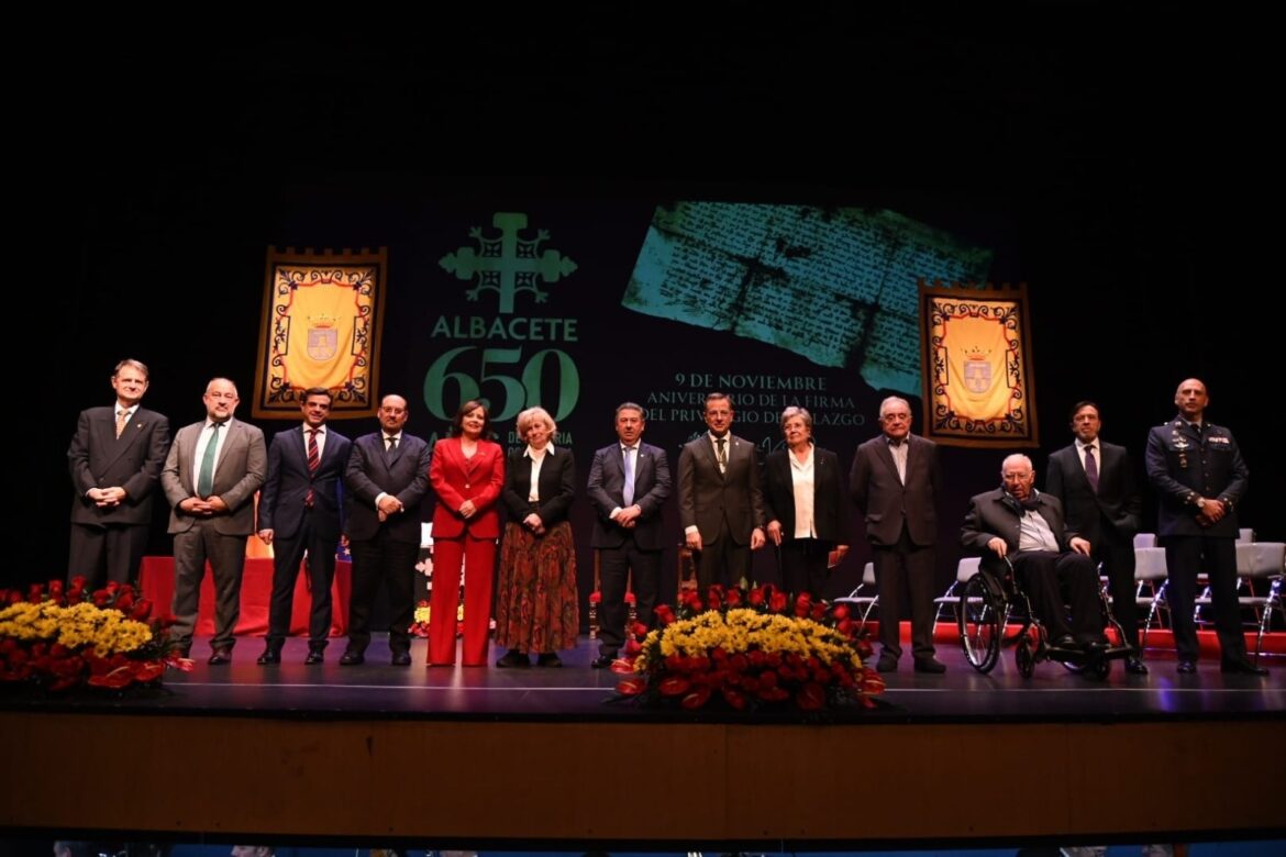 Albacete se siente orgullosa de sus 650 años de historia, la recuerda y rinde u...