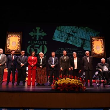 Albacete se siente orgullosa de sus 650 años de historia, la recuerda y rinde u...