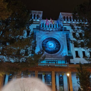 Esta noche, los edificios del Ayuntamiento, Museo Municipal y Museo de la Cuchil...