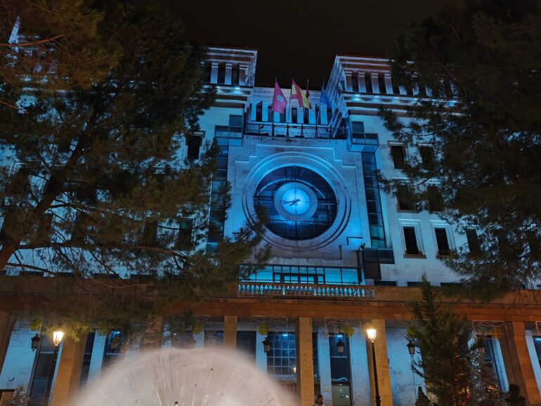 Esta noche, los edificios del Ayuntamiento, Museo Municipal y Museo de la Cuchil...