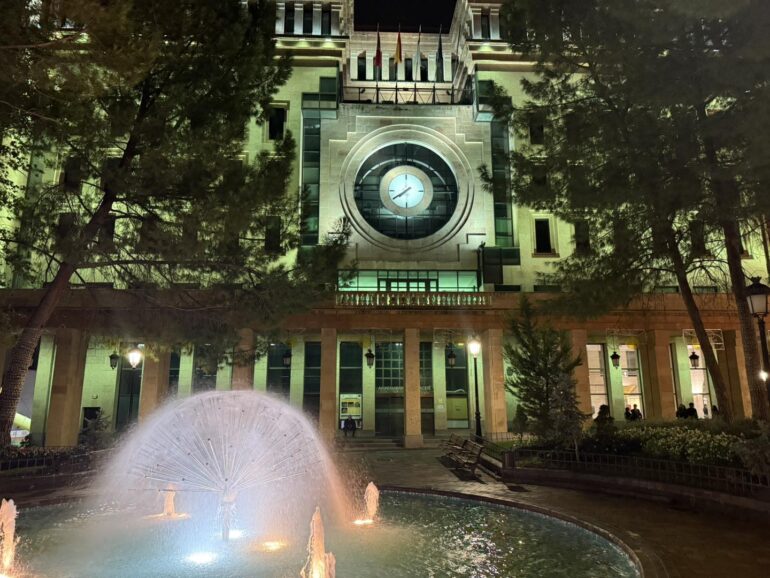 Esta noche, los edificios del Ayuntamiento, Museo Municipal y Museo de la Cuchi...