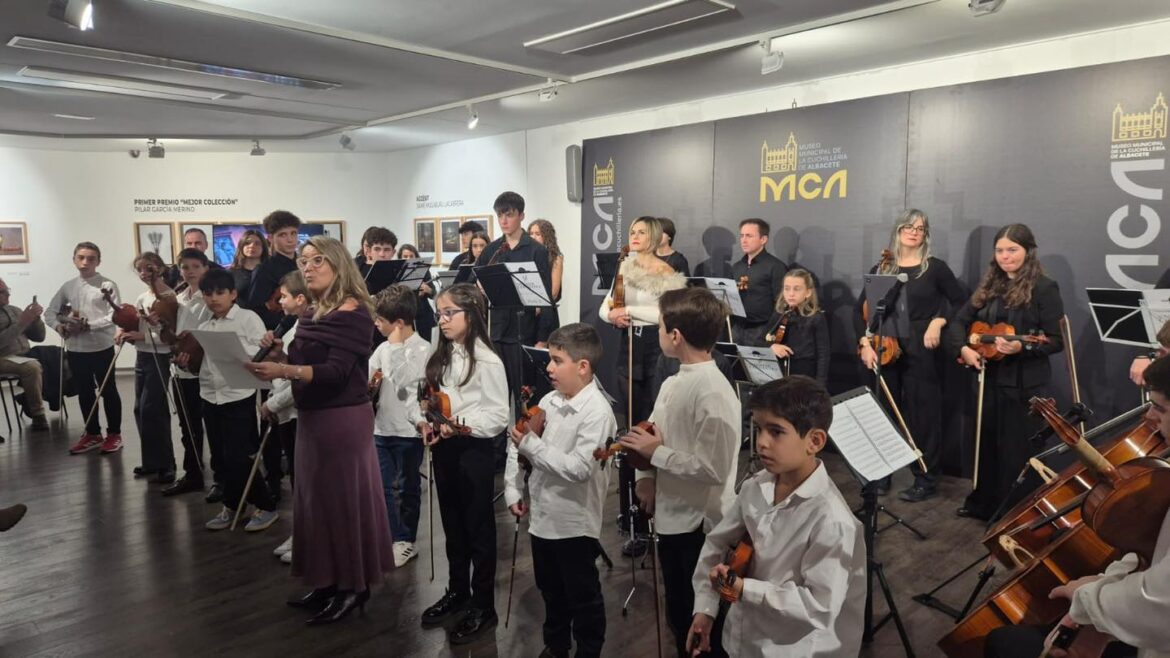 Nueva vitrina de los Premios Aprecu 2025 en el Museo de la Cuchillería 

El Ayun...