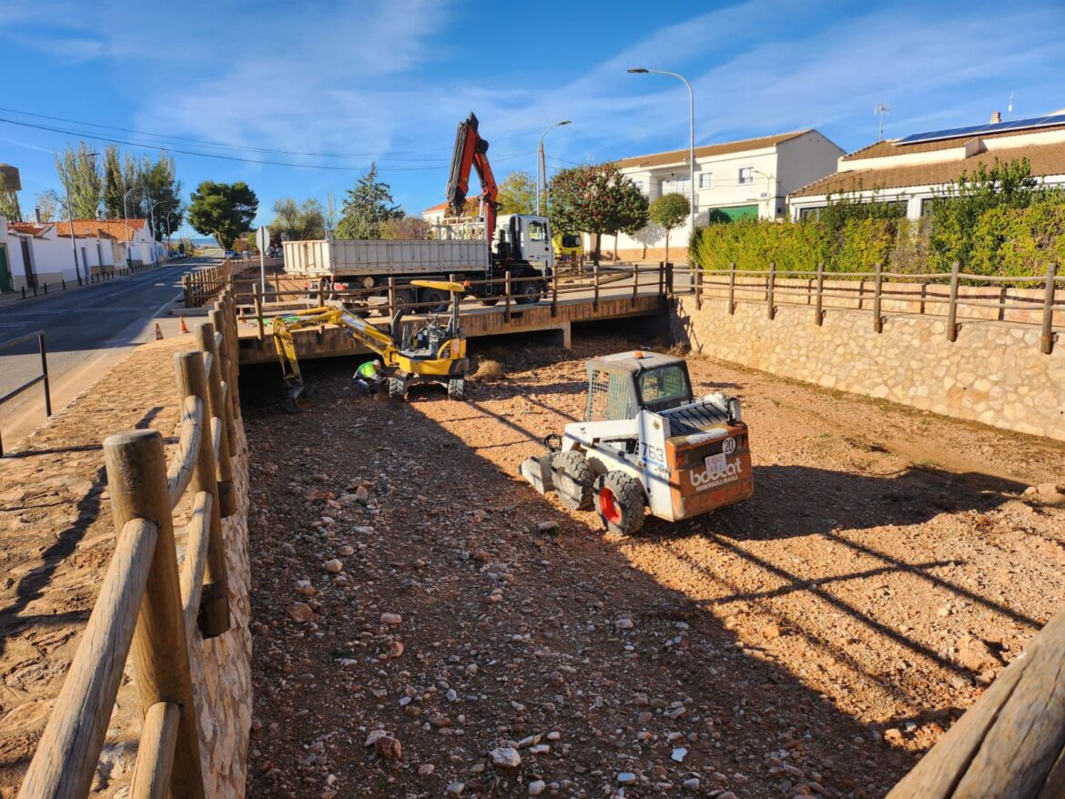 Limpieza de la rambla de Argamasón para garantizar la seguridad de los vecinos....
