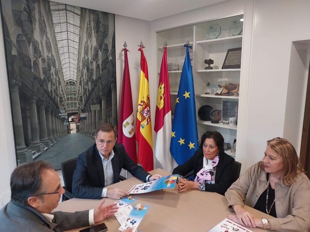 El alcalde Manuel Serrano López  y la concejala de Calidad de Vida, Llanos Navar...