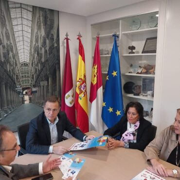 El alcalde Manuel Serrano López  y la concejala de Calidad de Vida, Llanos Navar...