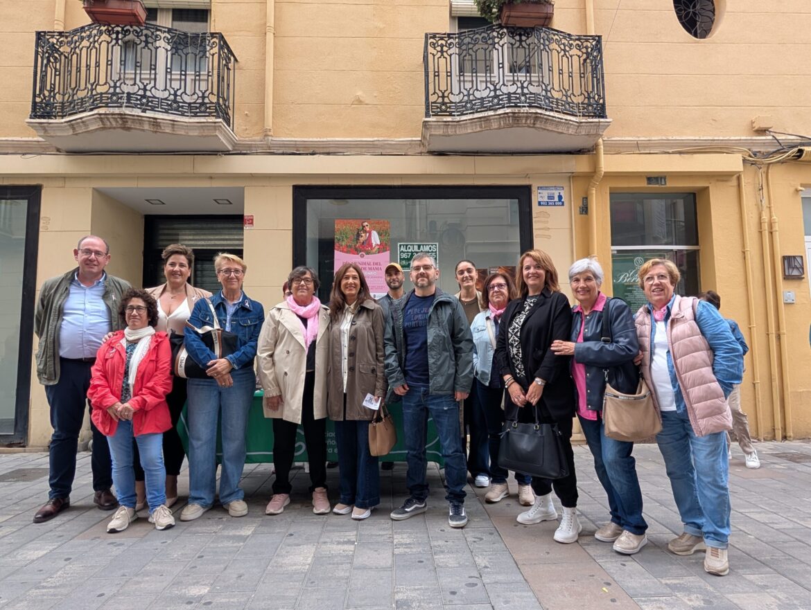 Almansa continúa con las actividades por el Día Internacional del Cáncer de Mama con una mesa informativa en la calle San Francisco
