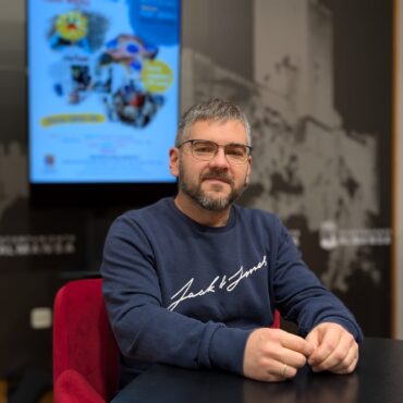 El concejal de Infancia, Cristian Ibáñez, anuncia la apertura del taller de creatividad infantil y nuevos bonos para la ludoteca