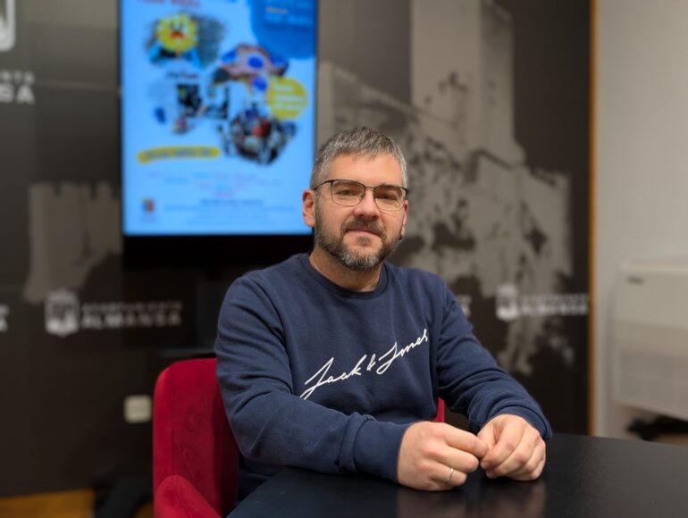 El concejal de Infancia, Cristian Ibáñez, anuncia la apertura del taller de creatividad infantil y nuevos bonos para la ludoteca