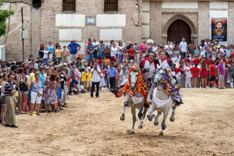 Castilla-La Mancha declara Fiesta de Interés Turístico Regional la celebración de los ‘Caballos enjaezados’ de El Carpio de Tajo - SURCO CLM, Diario digital