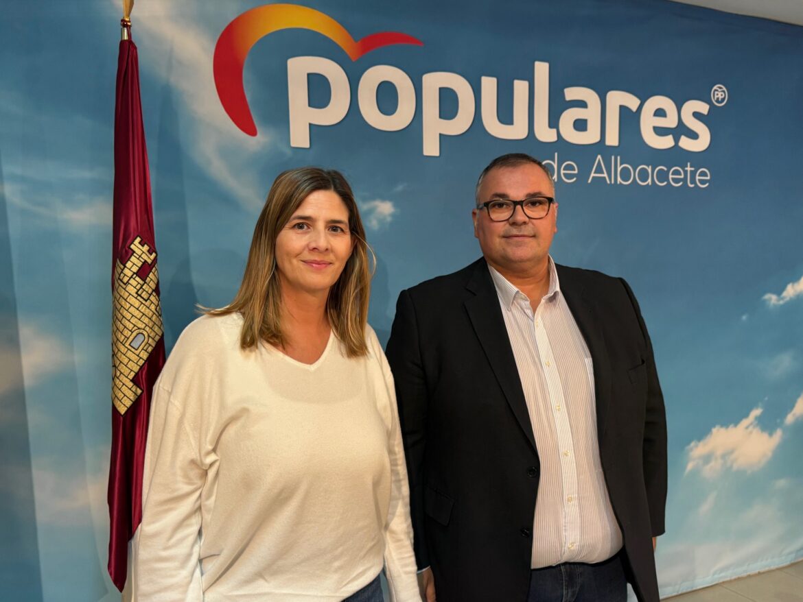 La secretaria general del PP-CLM @Carolina Agudo junto con el secretario general...